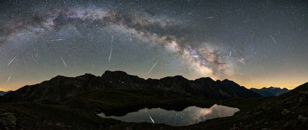 満天の星空を横切るペルセウス座流星群の流星