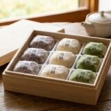 もち吉のえん餅の箱と3種類の餡(小倉餡・白餡・抹茶餡)を並べたイメージ